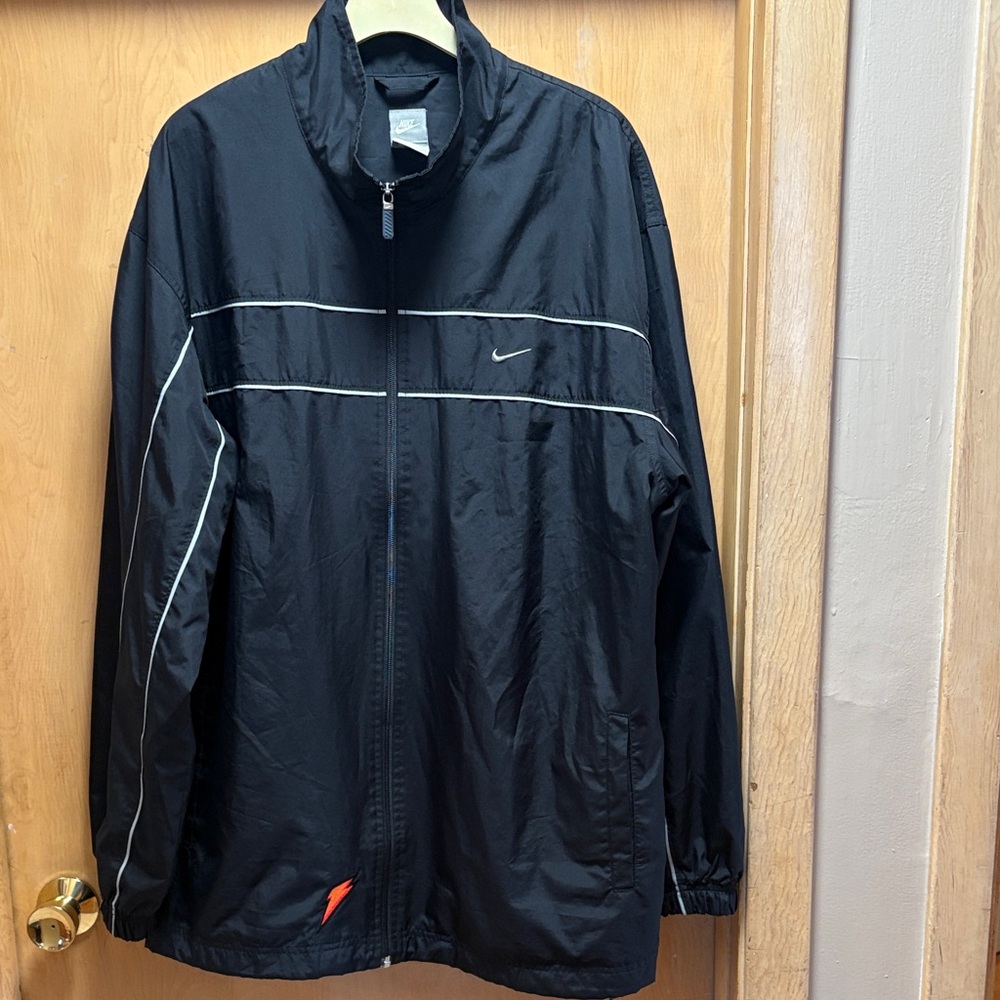 Men’s Nike windbreaker w/Gatorade symbol at waist. XXL. Good shape.